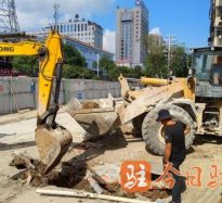 爆操看片网站高温下的坚守｜道路建设者用汗水铺就畅通路